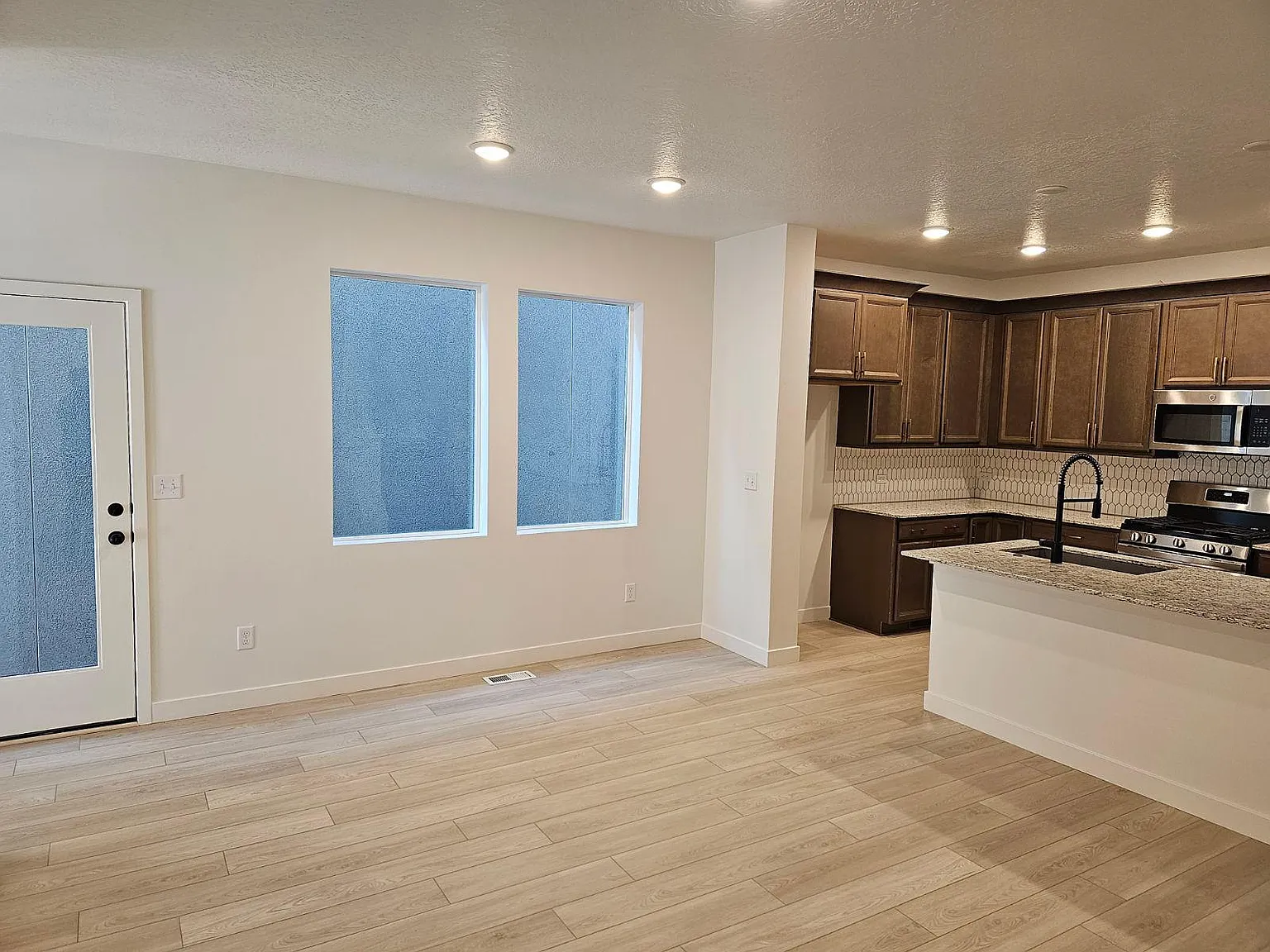 5 bed, 3.5 bath, 3000 sqft, $2,595 — Photo 3