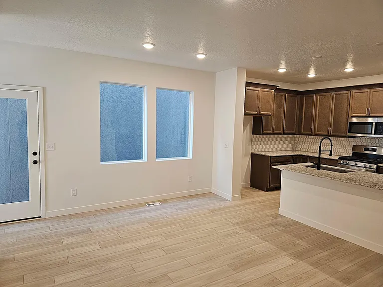 10027 N Torreya Dr — Photo 3