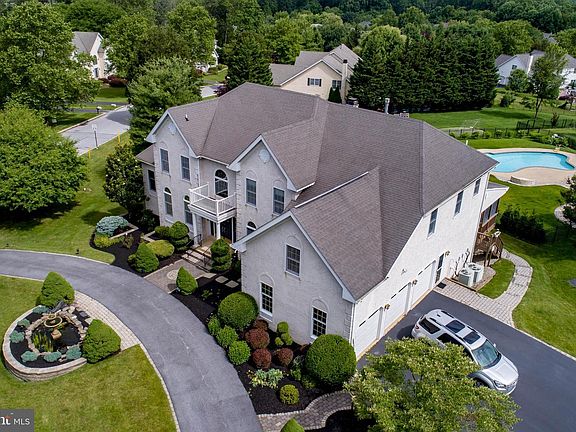 2nd image of 10 Sheffield Ct