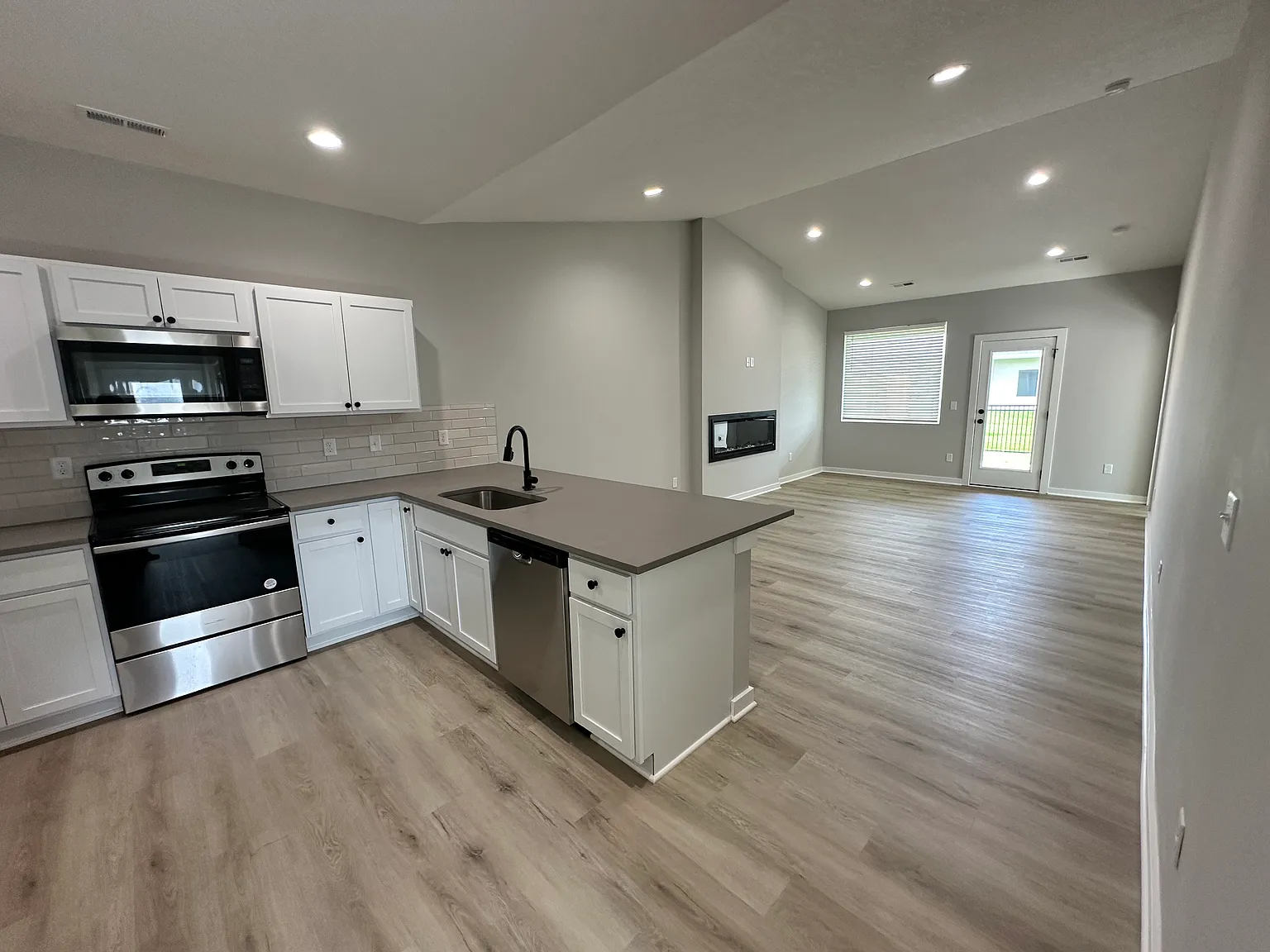3 bed, 1186 sqft, $1,595 — Photo 3
