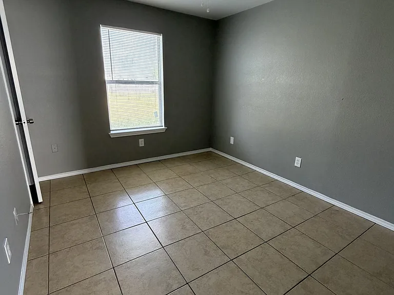 1704 Spring Rose Cir #B — Photo 9