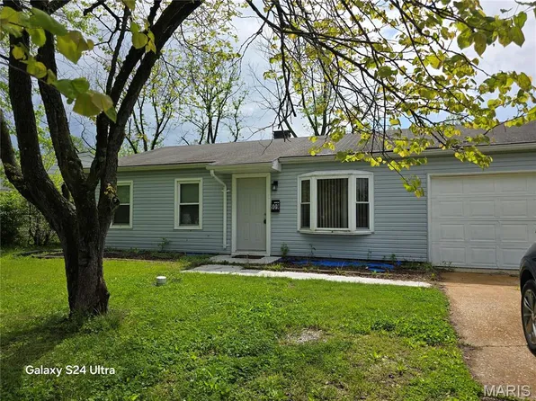 909 Saint Matthew Dr, Cahokia, IL 62206
