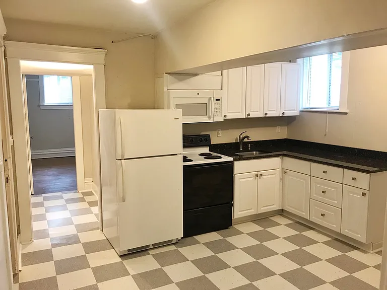 302 Malden Ave E — Photo 2