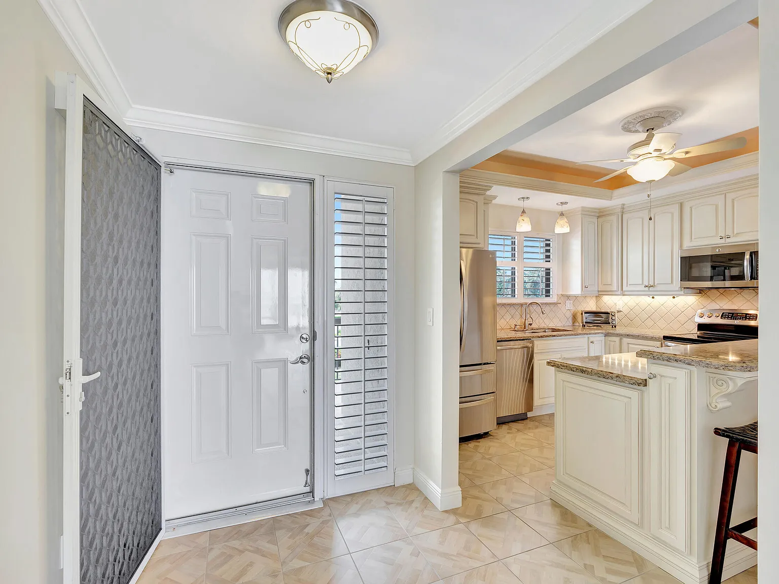 3 bed, 3.0 bath, 1996 sqft, $8,000 — Photo 4