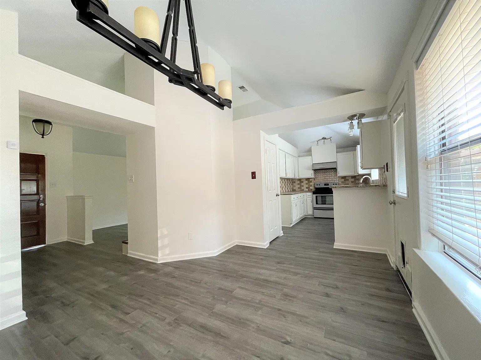 3 bed, 1377 sqft, $2,450 — Photo 4