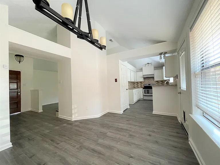 621 Phillips Dr — Photo 4