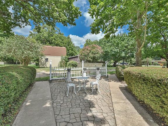 Beautiful sitting area in the front of the house!