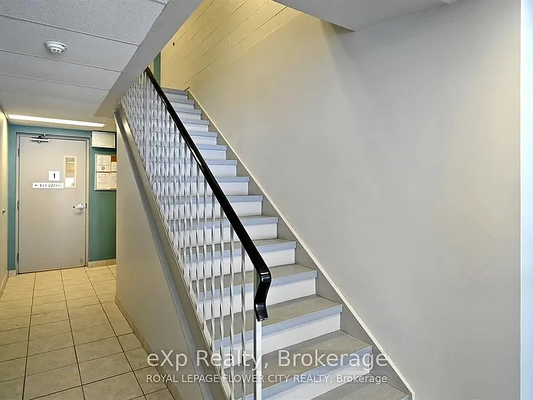 85 William St N #401 — Photo 23