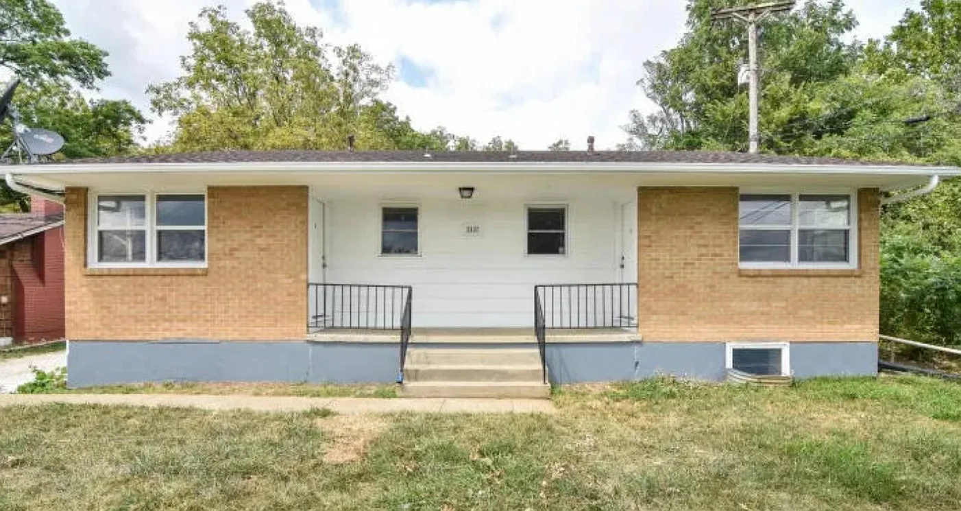 2407 Clark Ln — Photo 1