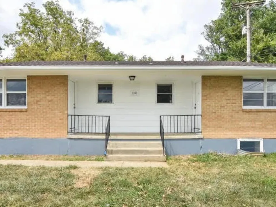 2407 Clark Ln