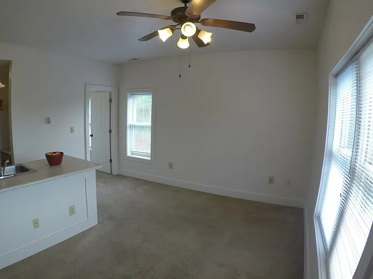 220 S 6th St (Maison de Ville) — Photo 25