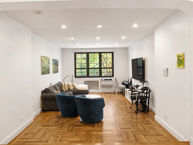 205 W 15th St #2HG — Photo 10