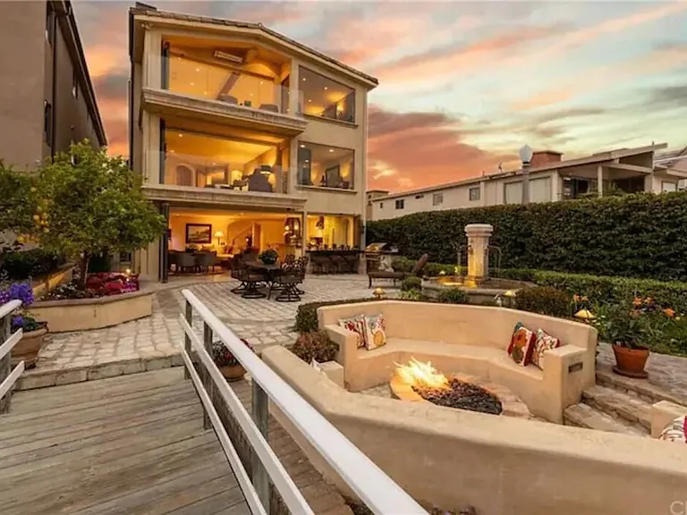 900 E Balboa Blvd — Photo 11