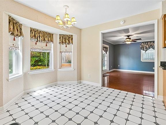 4th image of 832 Gordon Ave