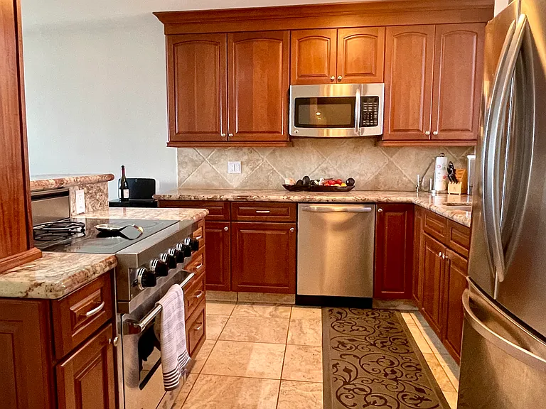 Fully equipped kitchen. NEW Dishwasher, Fridge. Viking electric stove/oven. Airfryer, Vitamix, Food staples