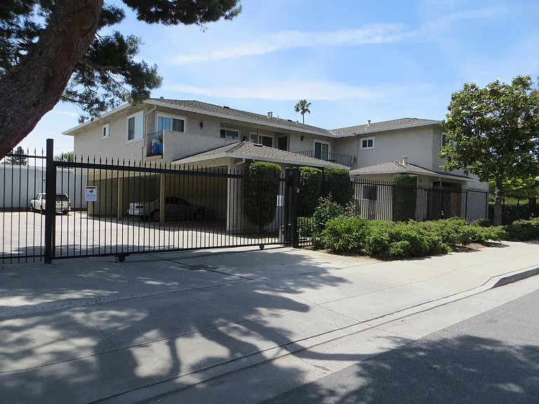 956 Paula St — Photo 2