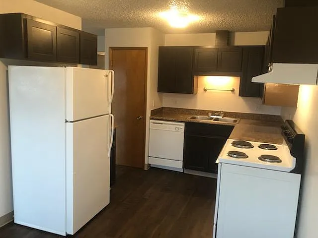 1420 Hawthorne Dr. — Photo 3