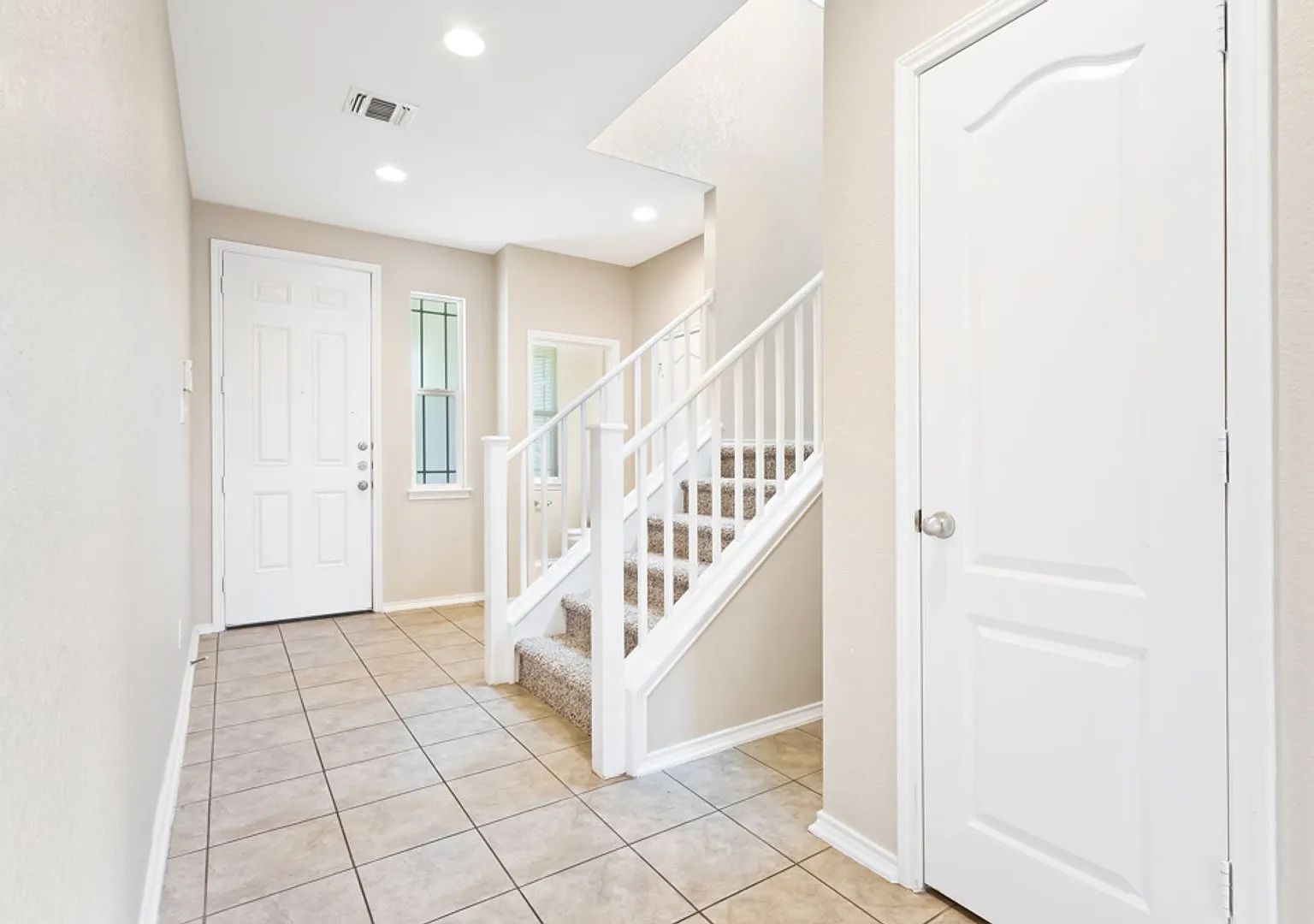 4 Bedroom/2.5 Bath Mustang Valley Subdivision — Photo 4