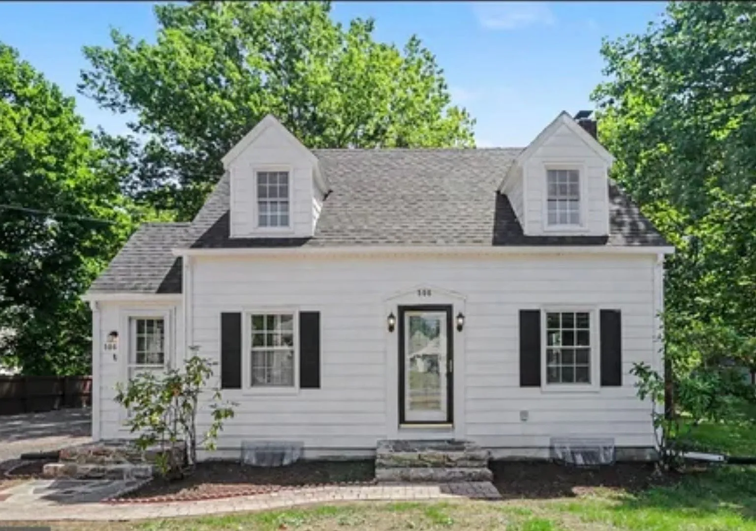 Beautifully updated Cape Cod 3 Bedroom 1/2 bath — Photo 1