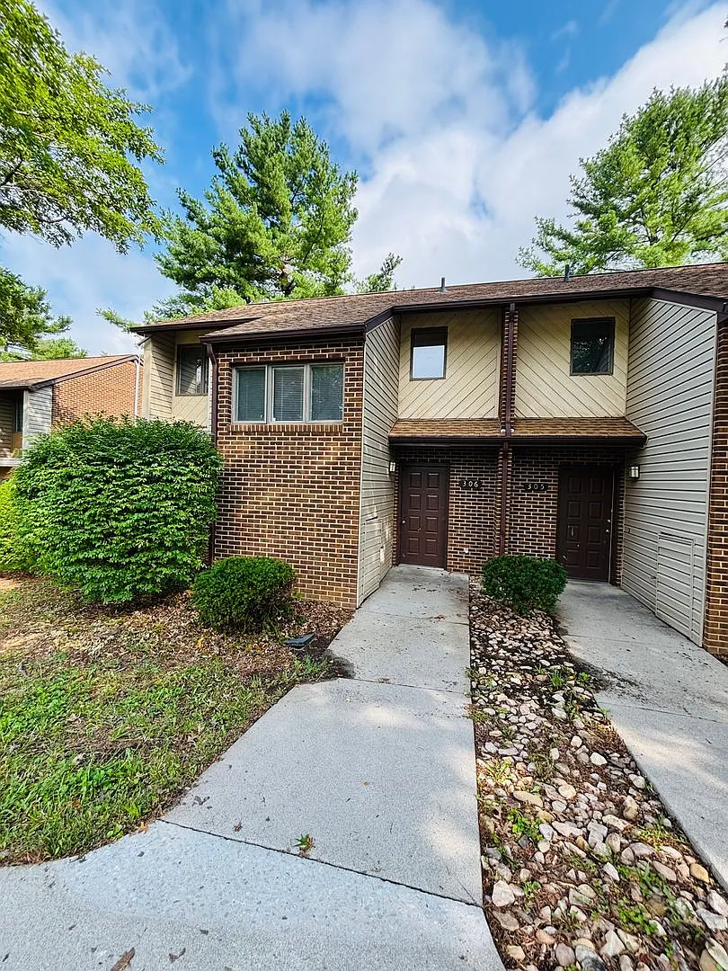 3 Bedroom 2.5 Bath Townhouse — Photo 3