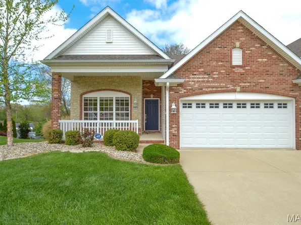 5004 Castlegate Ln, Godfrey, IL 62035