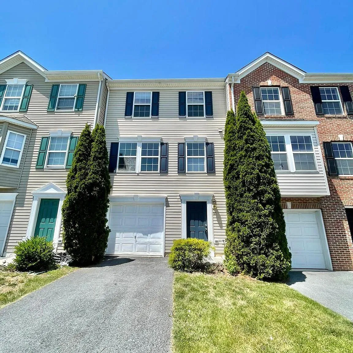 3 bed, 3.5 bath, 2400 sqft, $2,000 — Photo 1