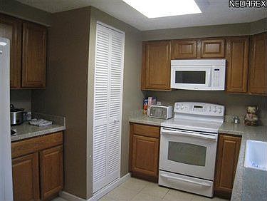 4th image of 1894 Hillsdale Dr
