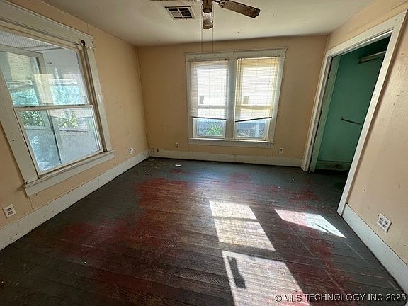 4th image of 301 S Hinckley St