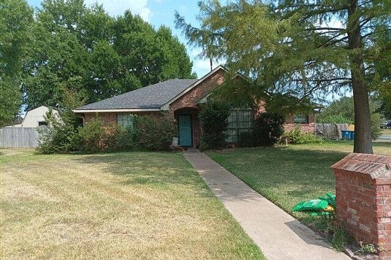 1st image of 425 Bosque St