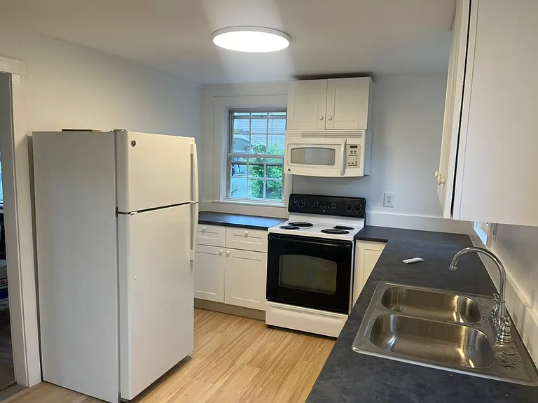 83 A Laurel St — Photo 1
