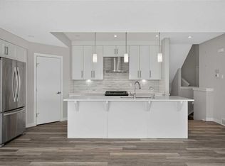 2416 W 30th St SW #4, Calgary, AB T3E2M1
