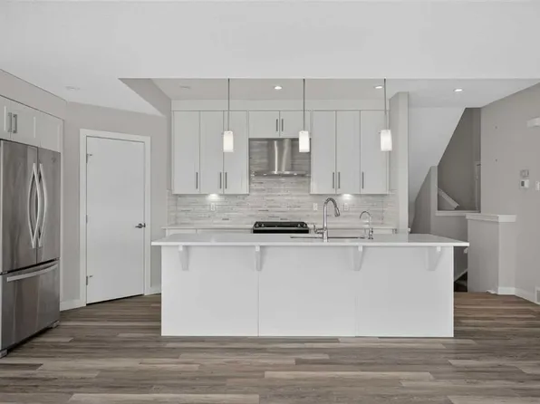 2416 W 30th St SW #4, Calgary, AB T3E 2M1