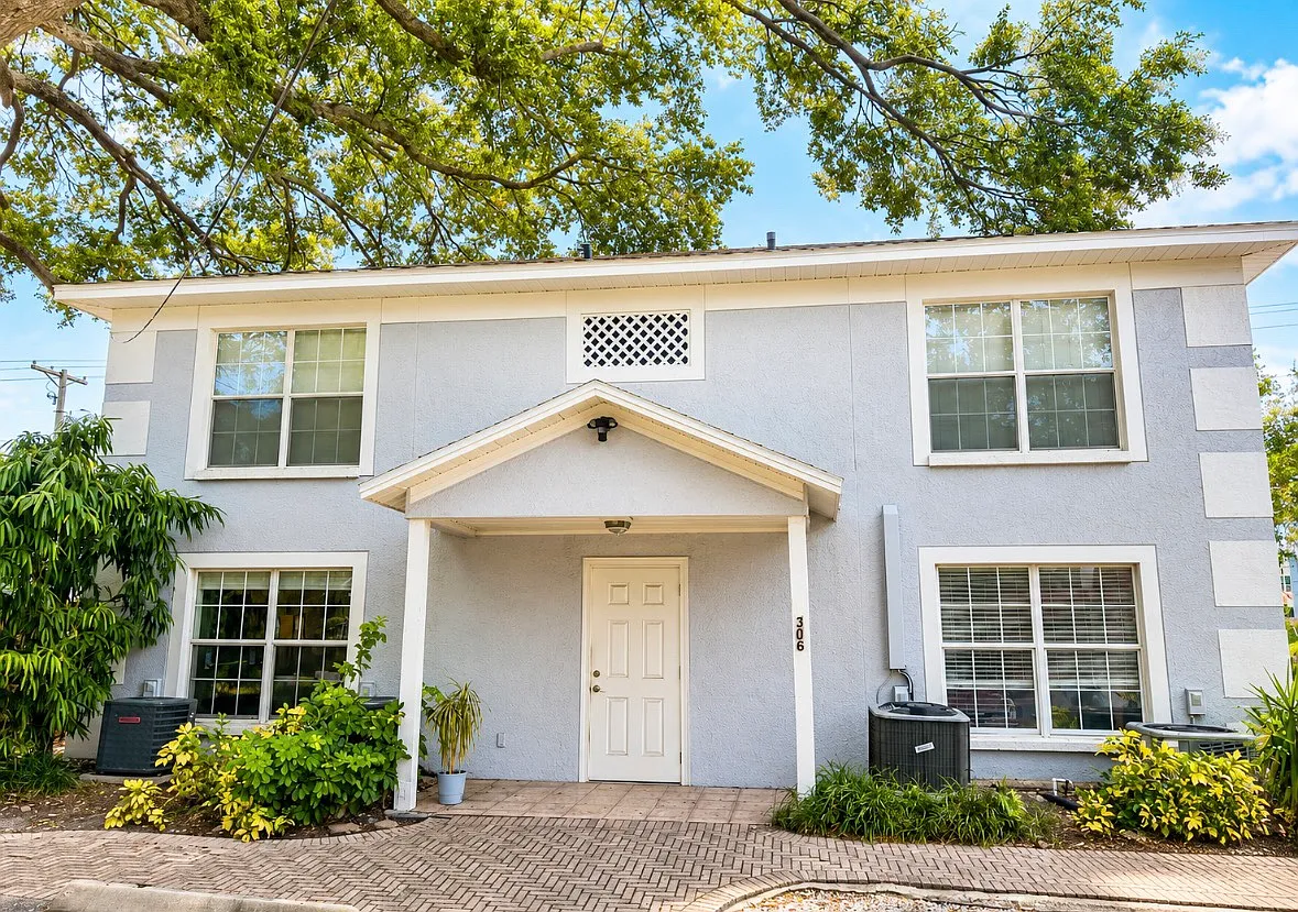 2 bed, 1.5 bath, 890 sqft, $2,200 — Photo 1