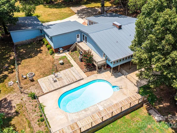 3240 30th St NE, Hickory, NC 28601