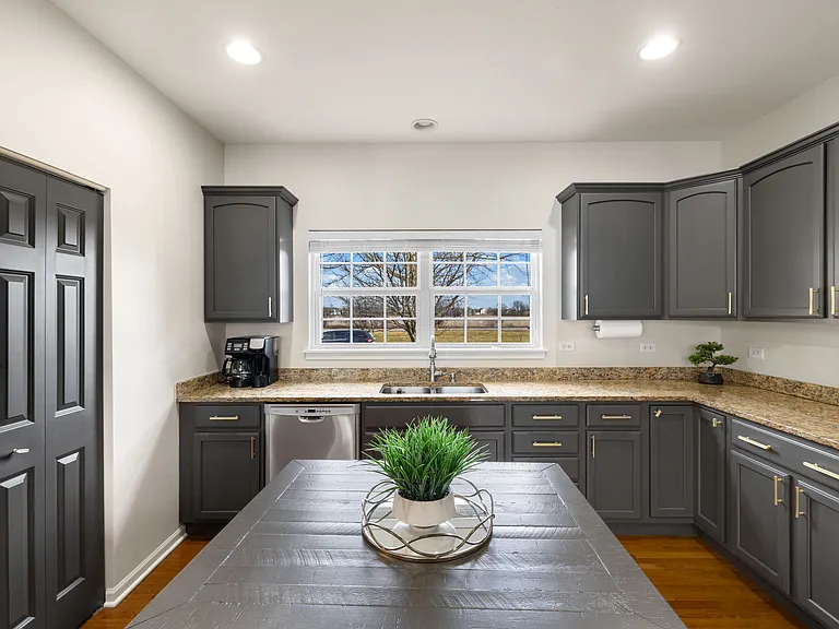 260 Longview Dr — Photo 23