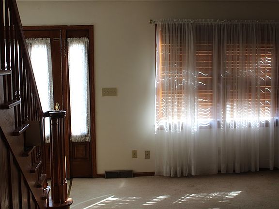 3rd image of 825 Parkway Dr