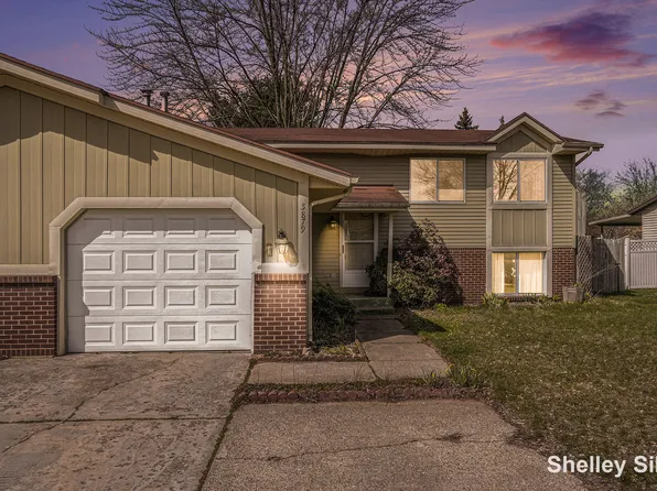 5879 Pine Vista St SE, Kentwood, MI 49548