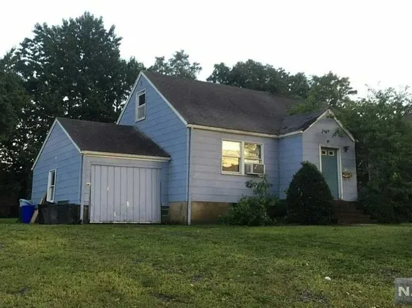 488 Dewey Ave, Saddle Brook, NJ 07663