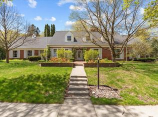 818 Crestview Dr, West Bend, WI 53095