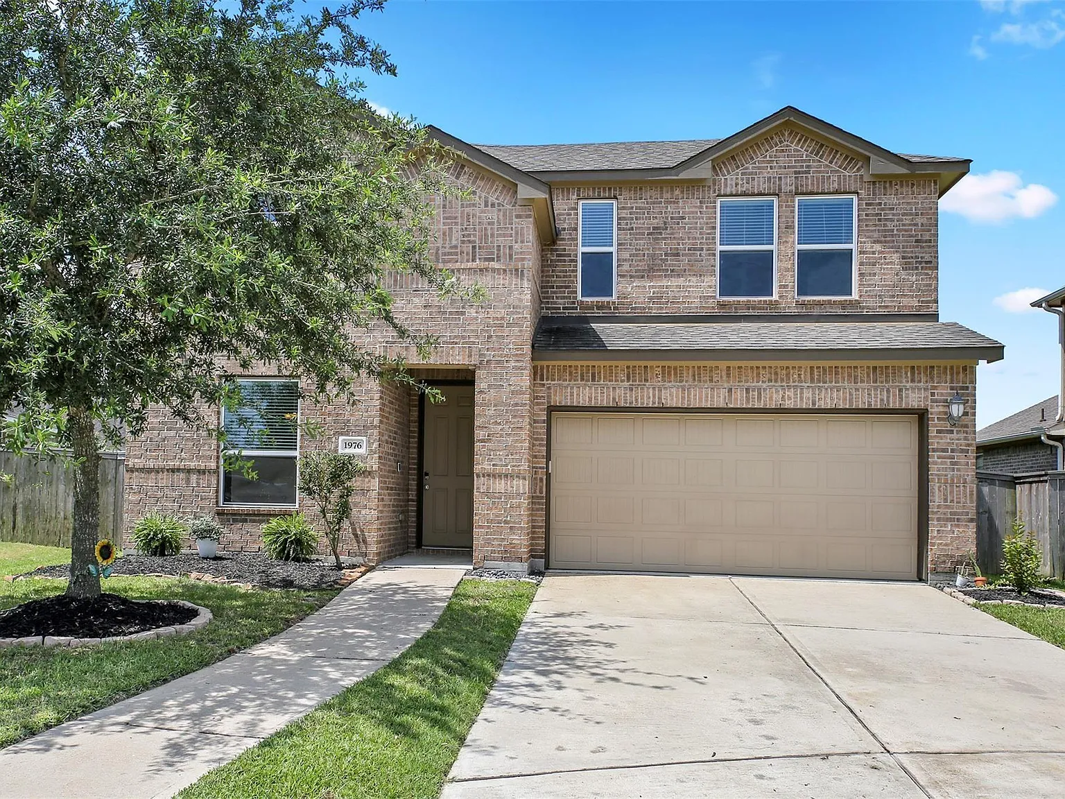 4 bed, 2.5 bath, 2622 sqft, $3,500 — Photo 2