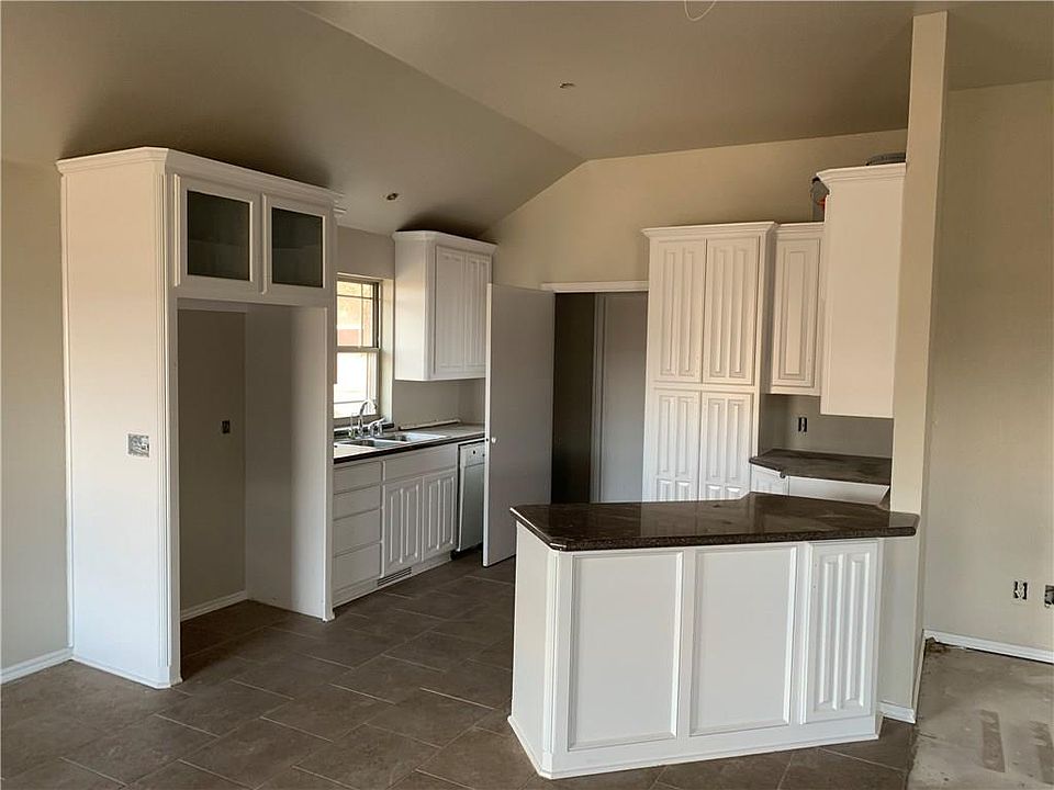 2nd image of 4513 SE 33rd St