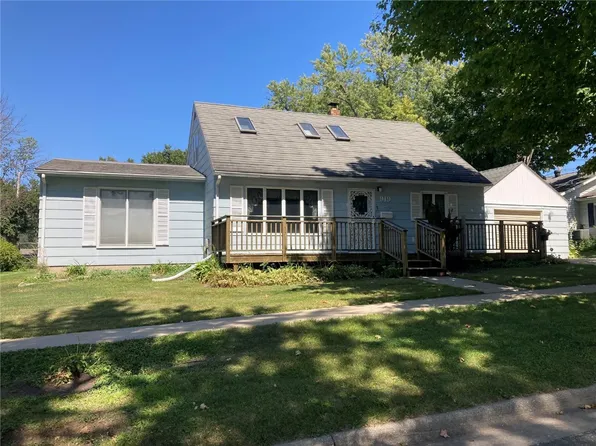 919 E 3rd St, Vinton, IA 52349