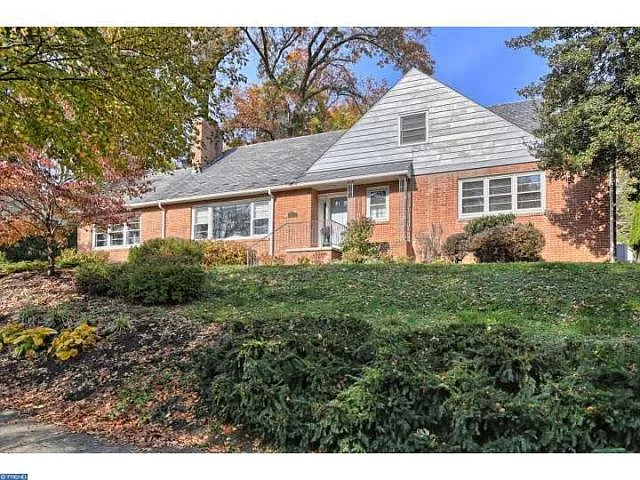 1415 Parkside Dr N photo 1