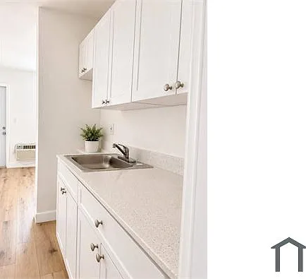 1 bed, 384 sqft, $1,300 — Photo 3