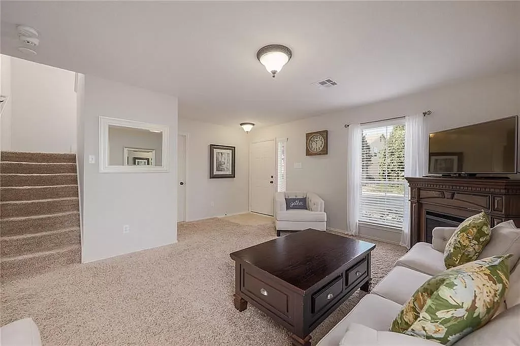 1422 Davis Mountain Loop — Photo 4