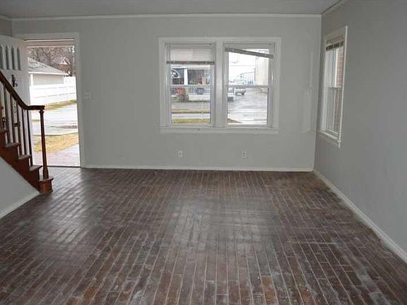 5th image of 114 E Maple St