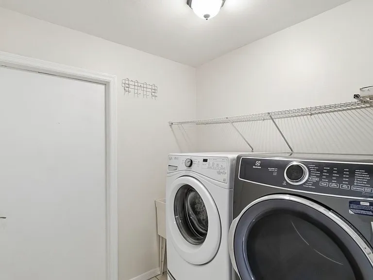 233 SW 43rd St — Photo 32