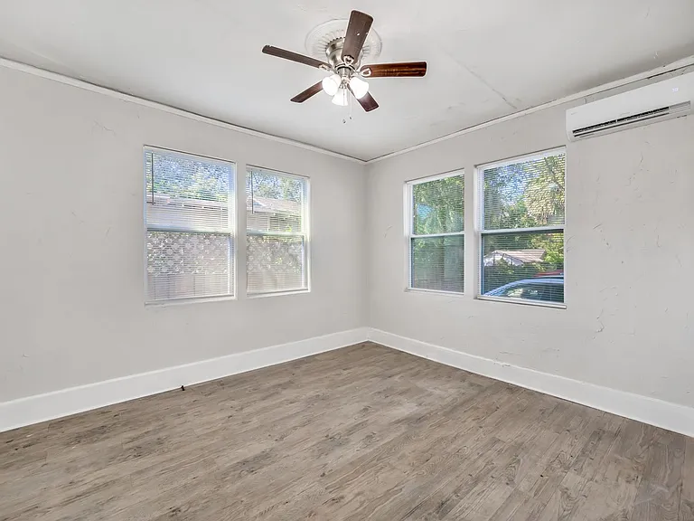 310 E Lambright St — Photo 52