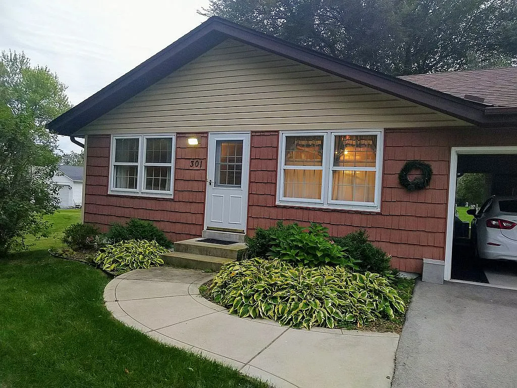 301 Hill St photo 1