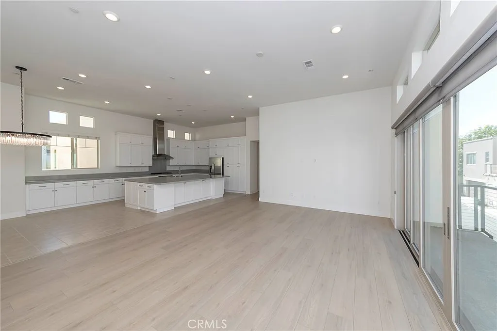 3 bed, 2015 sqft, $5,100 — Photo 3